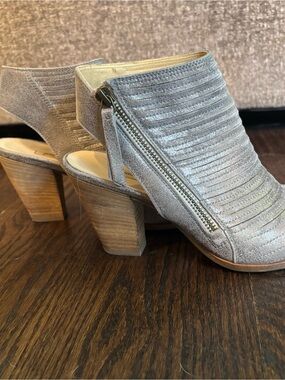 Paul Green Silver/Gold Suede (Cayenne Green) Ribbed Zip Block-Heel Sandal